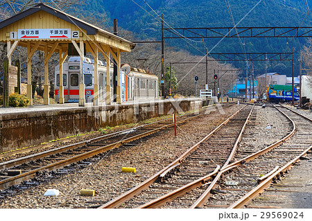 大井川鉄道の家山駅出発のローカル線電車 大井川鉄道の家山駅出発のローカル線電車 29569024