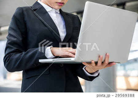 ノートPCを持つ女性 ノートPCを持つ女性 29569388