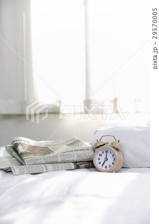 目覚まし時計(07:00)と英字新聞 目覚まし時計(07:00)と英字新聞 29570005