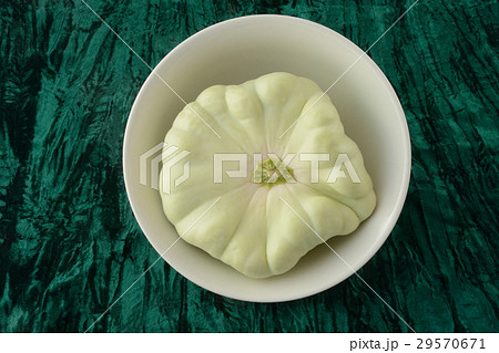 Pattypan squash in bowl 29570671