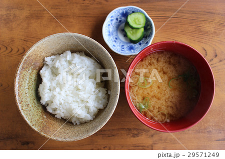 ごはんと味噌汁と漬物の写真素材