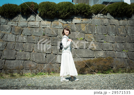 観光　旅　女性 29571535