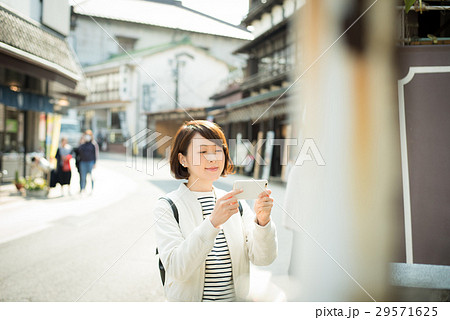 観光　旅　女性 29571625