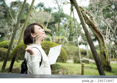 観光　旅　女性 29571847