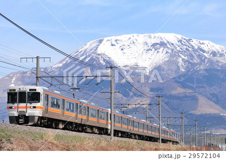 伊吹山をバックに走る東海道線313系普通電車 29572104