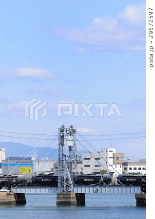 鉄道遺産四日市末広橋を渡る貨物列車 29572597
