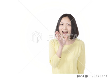 呼びかける若い女性 29572773