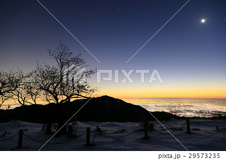 夜明けの丹沢表尾根・三ノ塔から大山と湘南の夜景 29573235