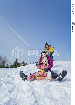雪遊びをする4人家族 雪遊びをする4人家族 29574741