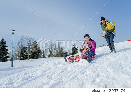雪遊びをする4人家族 雪遊びをする4人家族 29574744