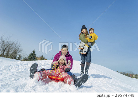 雪遊びをする4人家族 29574749