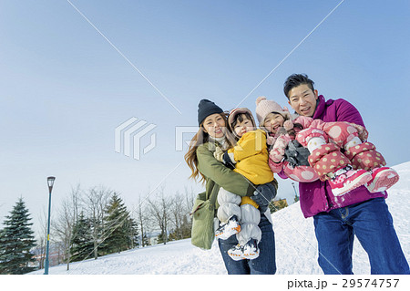 雪遊びをする4人家族 雪遊びをする4人家族 29574757