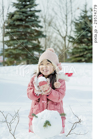 雪遊びをする女の子の写真素材