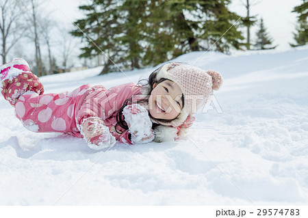 雪遊びをする女の子の写真素材