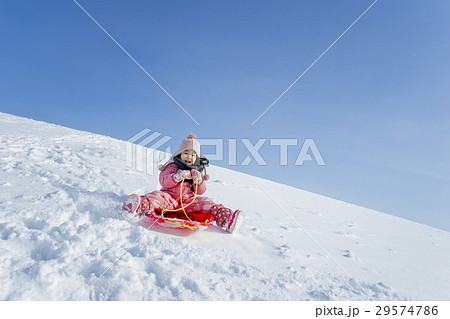 雪遊びをする女の子 雪遊びをする女の子 29574786