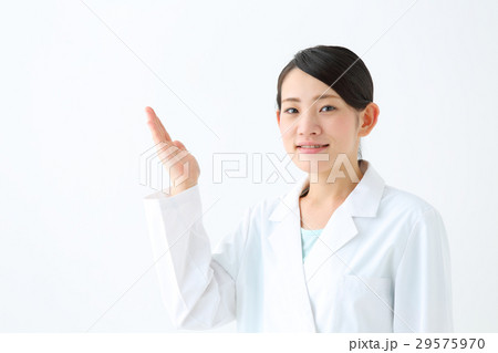 白衣の女性　案内 29575970