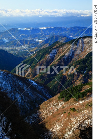 丹沢・表尾根から見る水無川の谷と秦野方面の展望 29577064