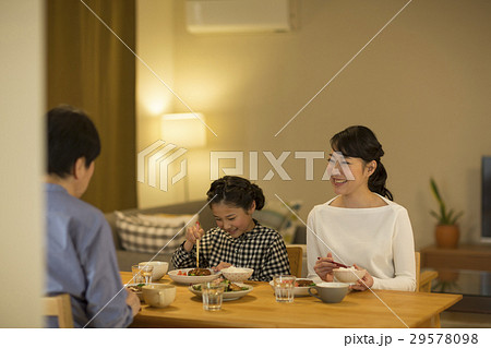 家族 夕食 29578098