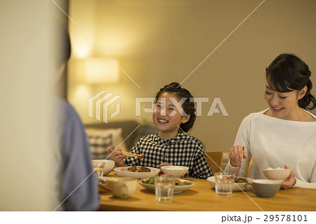 家族 夕食 29578101