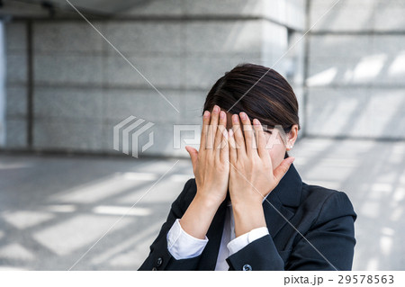 顔を隠す女性 顔を隠す女性 29578563