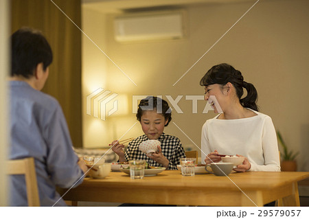 家族 夕食 29579057