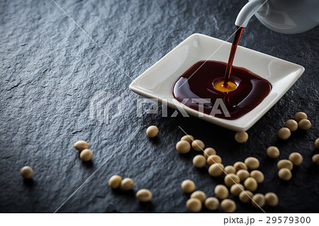 Pouring soy sauce 29579300