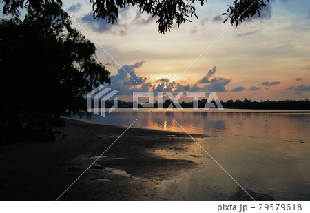 東マレーシアのムンカボン川の夕景 29579618