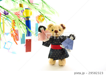 七夕　笹の葉の飾り付けをするくまちゃん 29582323