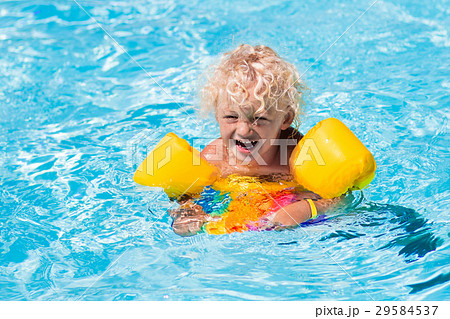 Little boy in swimming pool 29584537