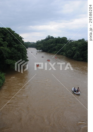 雨上がりの川下り 29586204