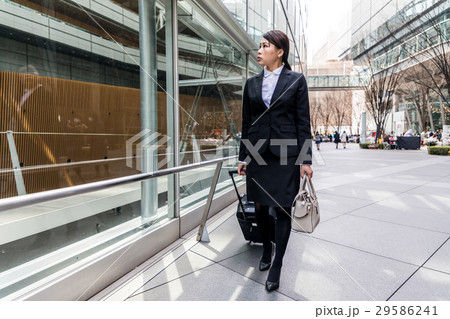 街を歩く女性 街を歩く女性 29586241