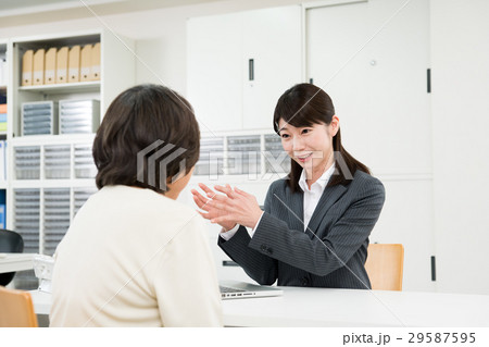 カウンセリング（シニアの女性） 29587595