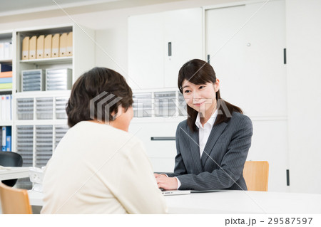 カウンセリング（シニアの女性） 29587597