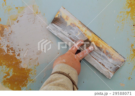 The process of applying the second layer of putty The process of applying the second layer of putty 29588071