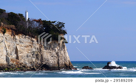 川尻灯台と波に打たれる二ツ島 川尻灯台と波に打たれる二ツ島 29589209