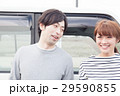車の前で会話してる20代カップル 29590855