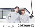 車の前で会話してる20代カップル 29590943