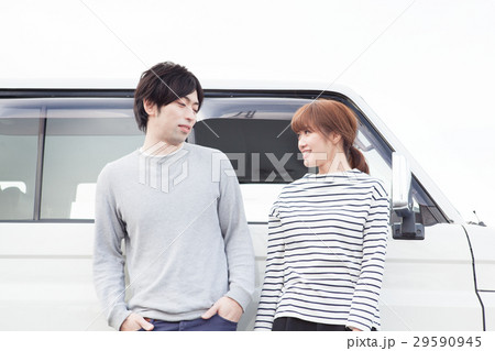 車の前で会話してる20代カップル 車の前で会話してる20代カップル 29590945