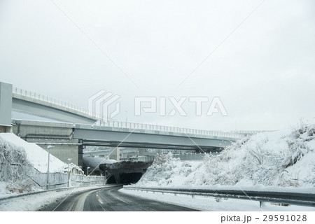 高速道路　雪道の走行　東名阪道路　四日市ジャンクション 29591028