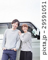 車の前で会話してる20代カップル 29591051
