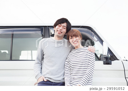 車の前で会話してる20代カップル 車の前で会話してる20代カップル 29591052