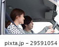 車でドライブしている20代カップル 29591054