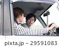 車でドライブしている20代カップル 29591083