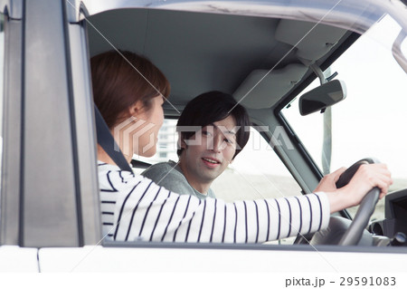 車でドライブしている20代カップル 車でドライブしている20代カップル 29591083
