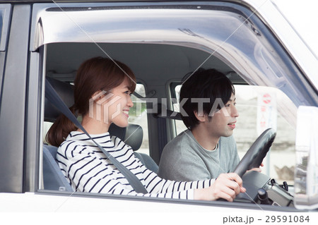 車でドライブしている20代カップル 車でドライブしている20代カップル 29591084