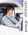 車でドライブしている20代女性 29591085
