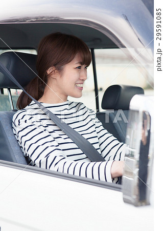車でドライブしている20代女性 車でドライブしている20代女性 29591085