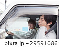 車でドライブしている20代カップル 29591086