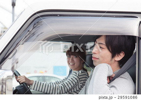 車でドライブしている20代カップル 車でドライブしている20代カップル 29591086