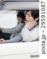 車でドライブしている20代カップル 29591087